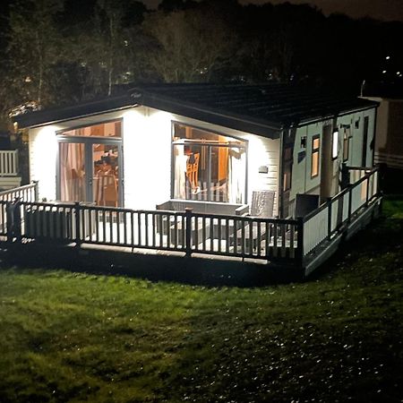 Luxury Lodge On Edge Of New Forest And 800M From Sea Entertainment And Leisure Passes Included Milford on Sea Exterior foto